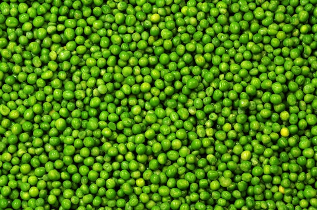 Une photo complète de pois verts.
