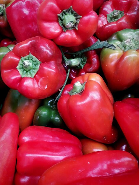 Photo une photo complète de poivrons rouges au marché