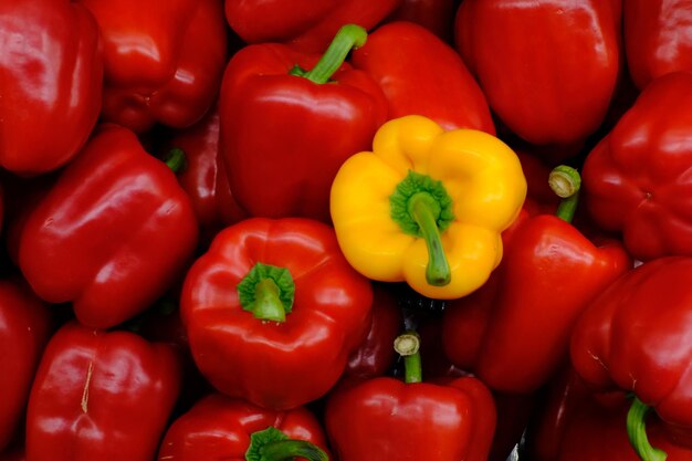 Photo une photo complète de poivrons rouges au marché