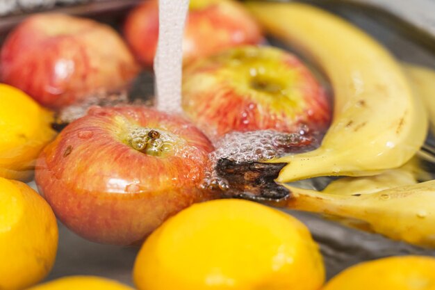 Une photo complète de pommes.