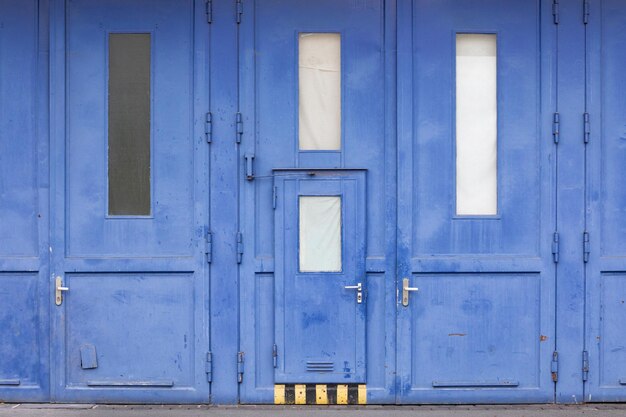 Une photo complète des portes bleues.