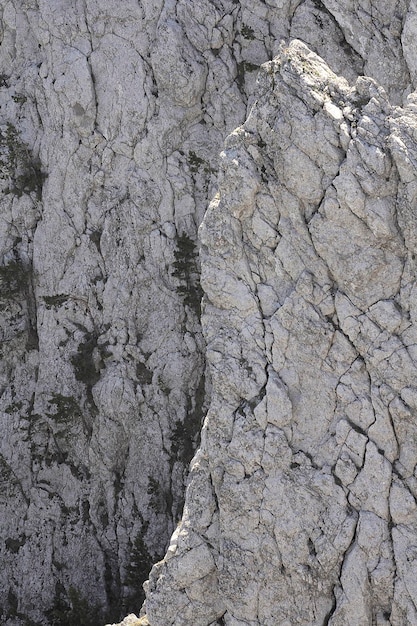 Une photo complète des rochers.