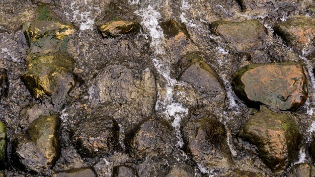 Une photo complète des rochers.