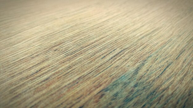 Une photo complète d'une table en bois