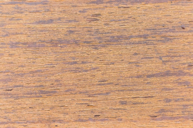 Une photo complète d'une table en bois
