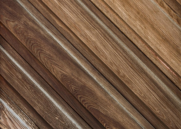 Une photo complète d'une table en bois