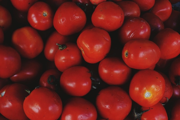 Une photo complète de tomates au marché.