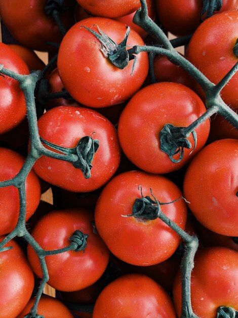 Photo une photo complète de tomates au marché.