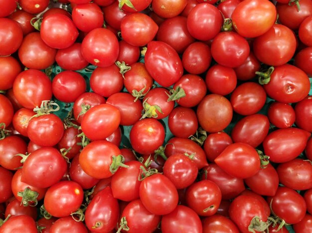 Photo une photo complète de tomates sur le marché.