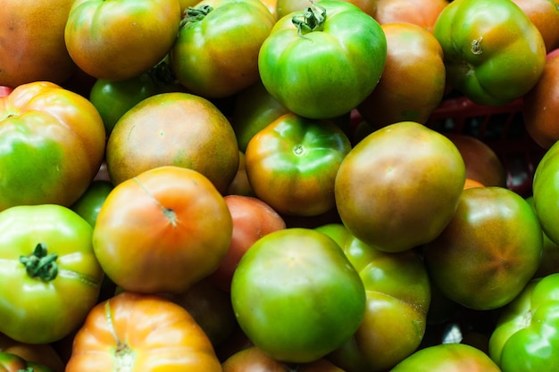 Photo une photo complète de tomates à vendre.