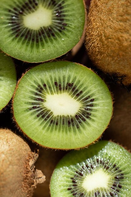 Une photo complète de tranches de kiwi