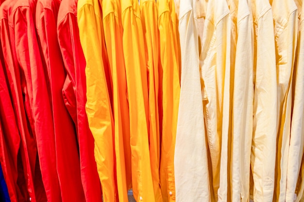 Photo une photo complète de vêtements multicolores
