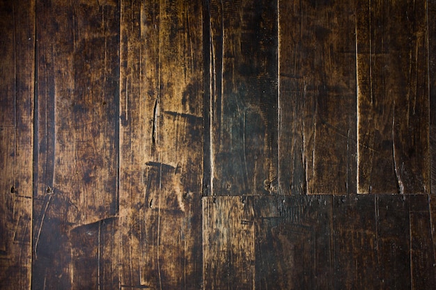 Une photo complète d'une vieille table en bois