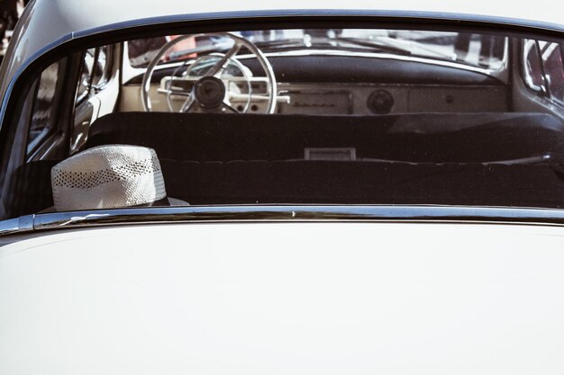 Une photo complète d'une voiture vintage blanche.