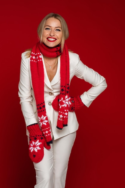 Photo de concept de Noël d'une élégante jeune femme en mitaines