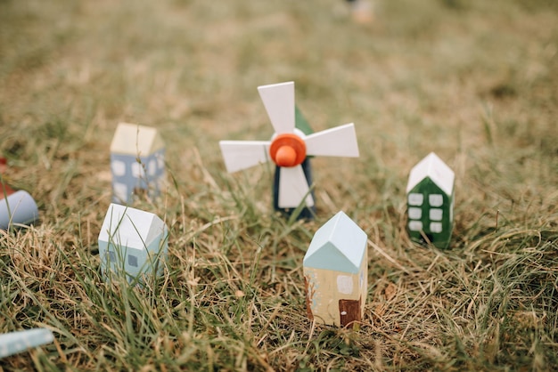 Photo conceptuelle de l'immobilier Petites maisons en bois sur l'herbe
