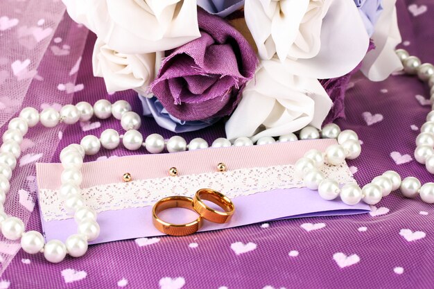 Photo conceptuelle : mariage dans le style de couleur violette
