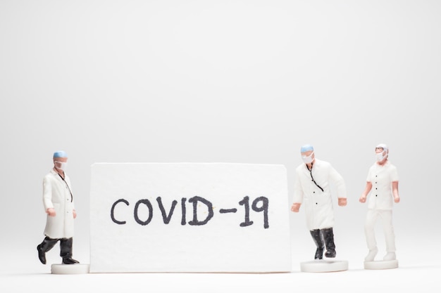 Photo conceptuelle simple Mini figure médecins et infirmières mini figure évacuation des patients infectés