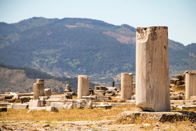 Photo conceptuelle de voyage. Colonnes du temple de Trajan dans l'ancienne ville de Pergame, Turquie