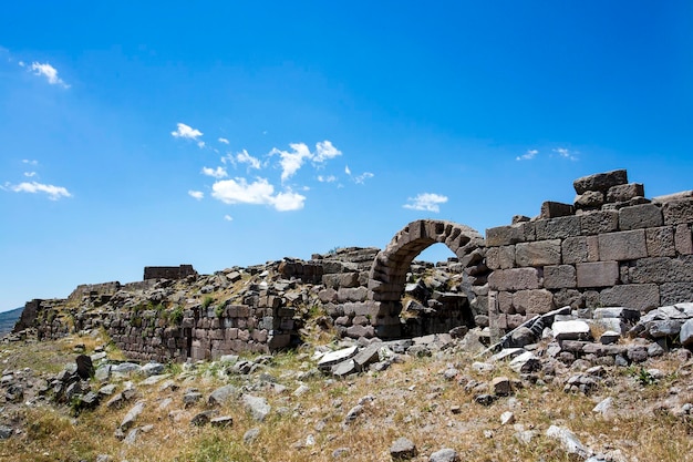 Photo conceptuelle de voyage. Colonnes du temple de Trajan dans l'ancienne ville de Pergame, Turquie