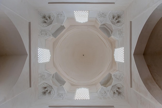 Une photo en contre-plongée du plafond de la mosquée