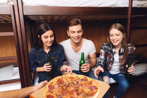 Photo cool de l'homme a apporté la pizza à des amis.