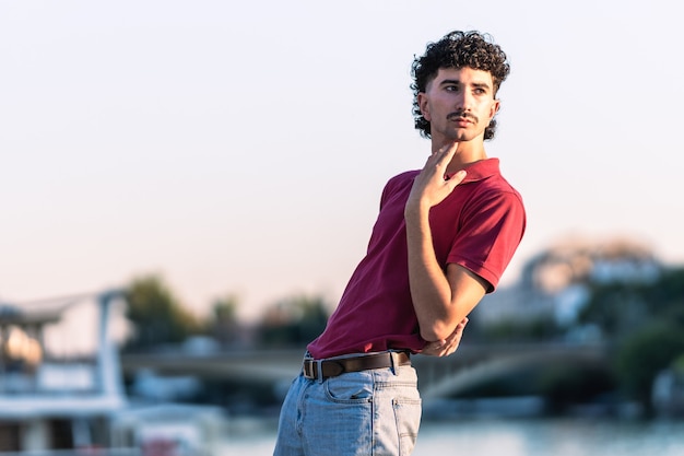 Photo avec copie d'un jeune homme efféminé au look moderne à l'extérieur