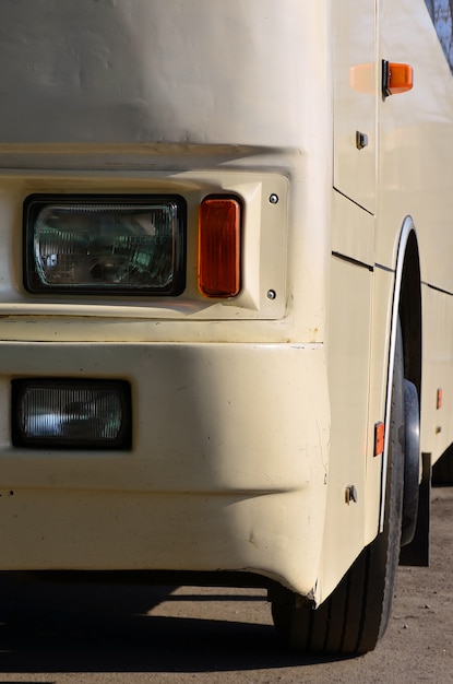 Photo De La Coque D'un Grand Et Long Bus Jaune.