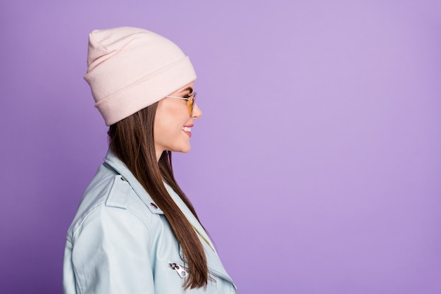 Photo de côté du profil d'une jolie jeune fille mignonne et douce qui a l'automne temps libre vacances look copyspace écouter les amis portent des vêtements de style décontracté isolés sur fond de couleur violette