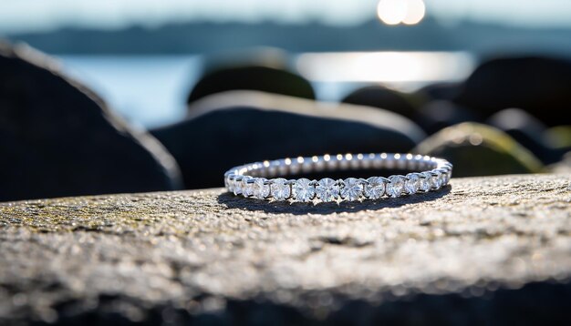 Une photo d'un cou blanc portant un collier de diamants de luxe