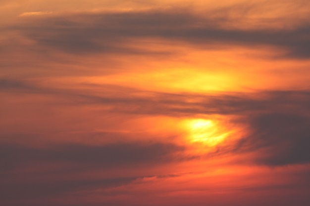 Photo d'un coucher de soleil rouge en soirée