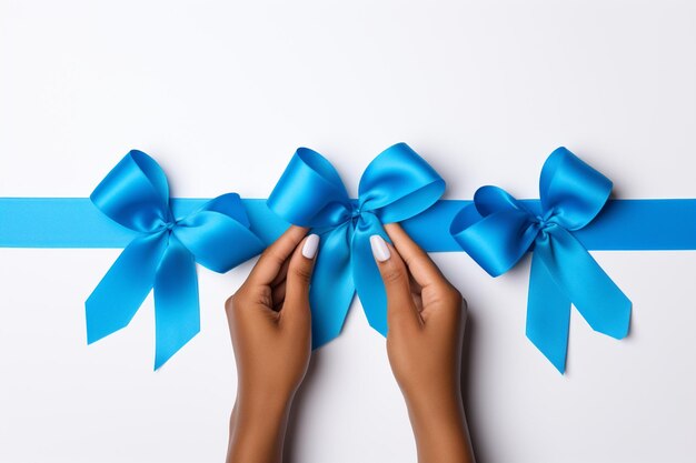 photo coupée d'une femme afro-américaine avec un arc bleu sur fond blanc