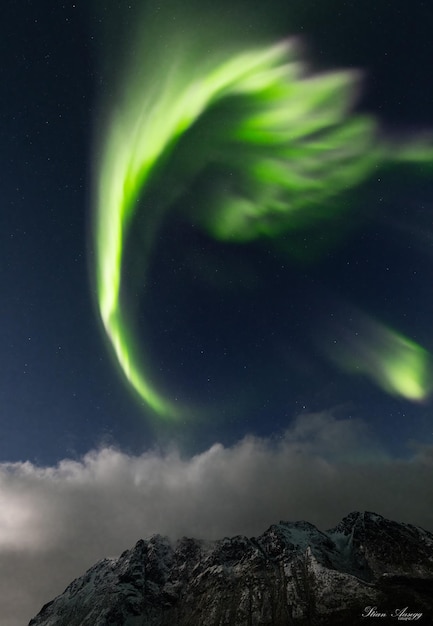 Photo à couper le souffle de lumières vertes magiques dans le ciel bleu