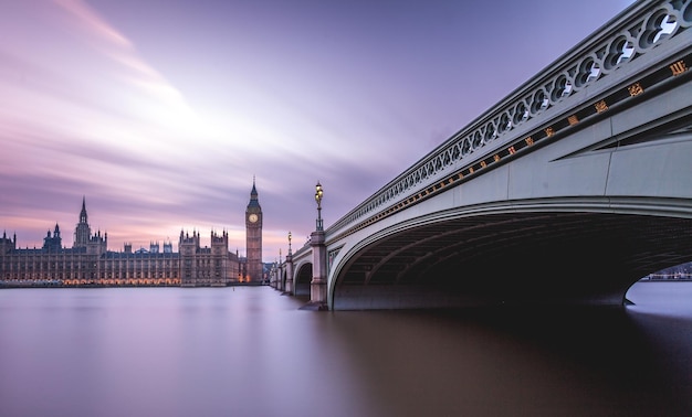 Photo à couper le souffle de la ville historique de Londres avec son architecture ancienne et la Tamise