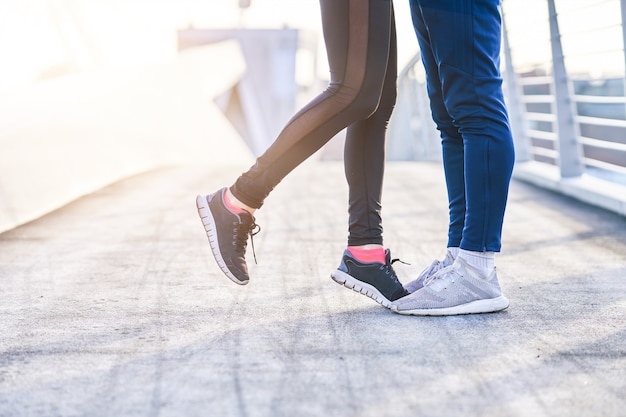 Photo d'un couple adulte faisant du jogging dans la ville avec des masques pendant la pandémie de verrouillage