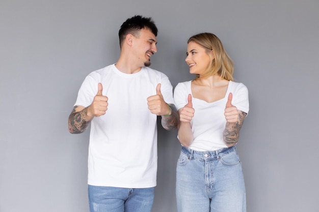 Photo de couple d'amoureux optimiste excité heureux posant isolé sur fond gris