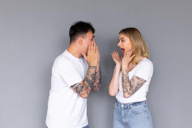 Photo de couple d'amoureux optimiste excité heureux posant isolé sur fond gris