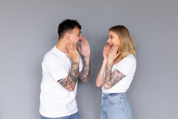 Photo de couple d'amoureux optimiste excité heureux posant isolé sur fond gris