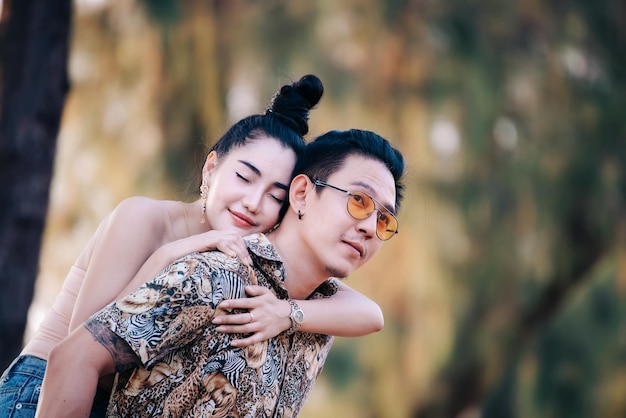 Photo d'un couple asiatique amoureux s'amuser Concept de personnes heureuses Thaïlandais L'amour est tout Saint Valentin