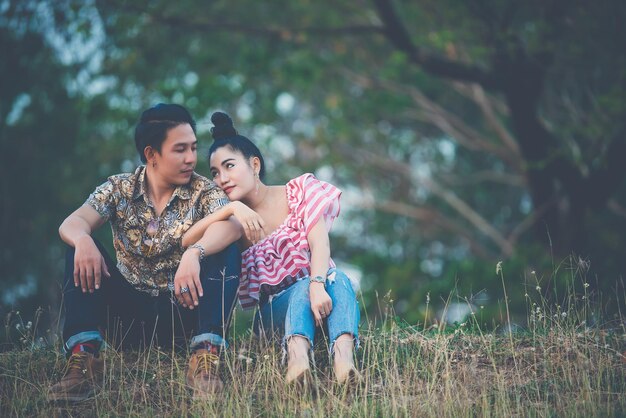 Photo d'un couple asiatique amoureux s'amuser Concept de personnes heureuses Thaïlandais L'amour est tout Saint Valentin