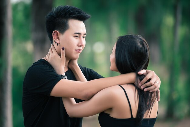 Photo d'un couple asiatique amoureux s'amuser Concept de personnes heureusesThaïlandaisL'amour est tout