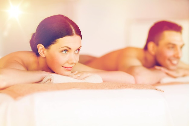 photo de couple dans un salon spa allongé sur les tables de massage
