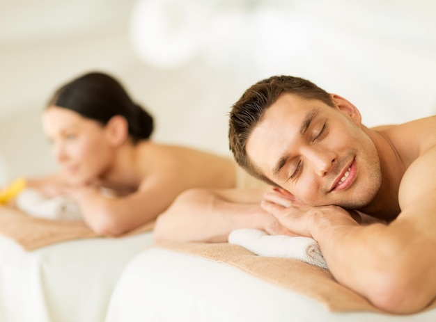 photo de couple dans un salon spa allongé sur les tables de massage