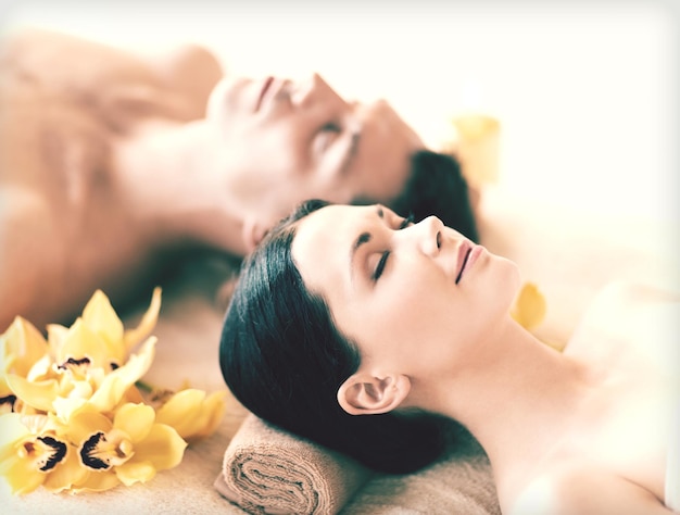 photo de couple dans un salon spa allongé sur les tables de massage