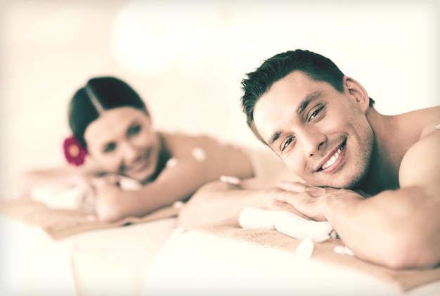 photo de couple dans un salon spa allongé sur les tables de massage