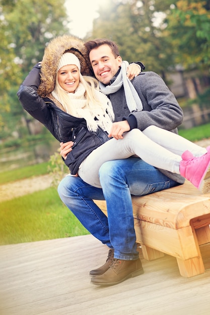 Une photo d'un couple heureux à un rendez-vous dans le parc