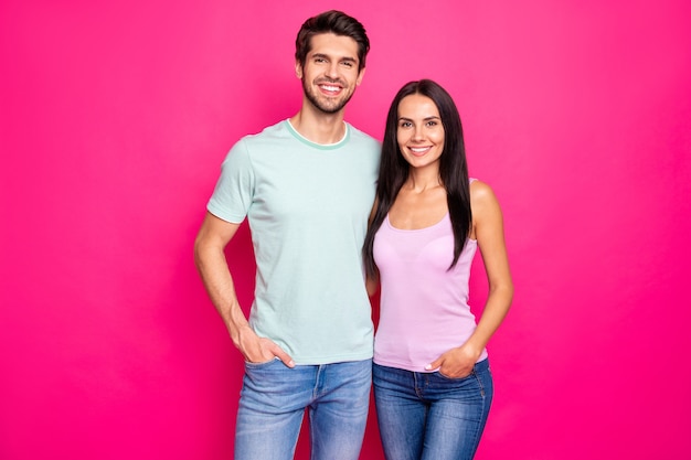 Photo de couple incroyable guy et dame debout étreindre profiter de la meilleure entreprise porter des vêtements décontractés fond de couleur rose vif isolé