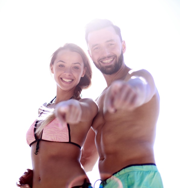 Photo d'un couple joyeux qui vous pointe du doigt