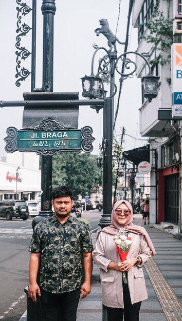 Photo une photo d'un couple qui se promène à braga bandung