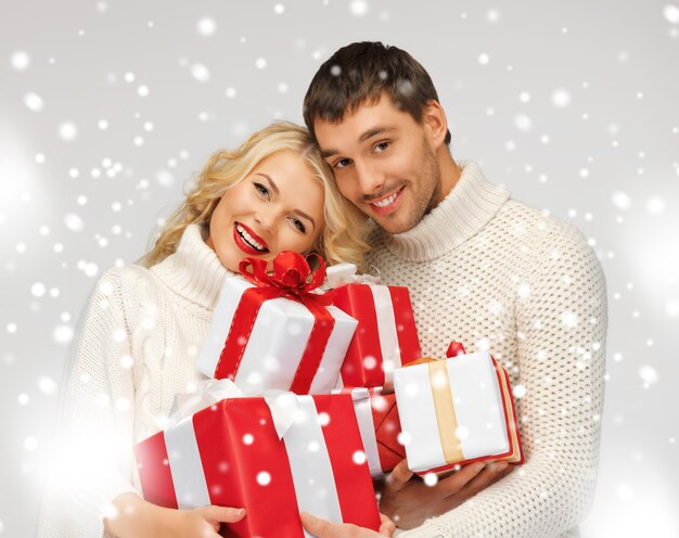 photo de couple romantique dans un chandail avec des coffrets cadeaux